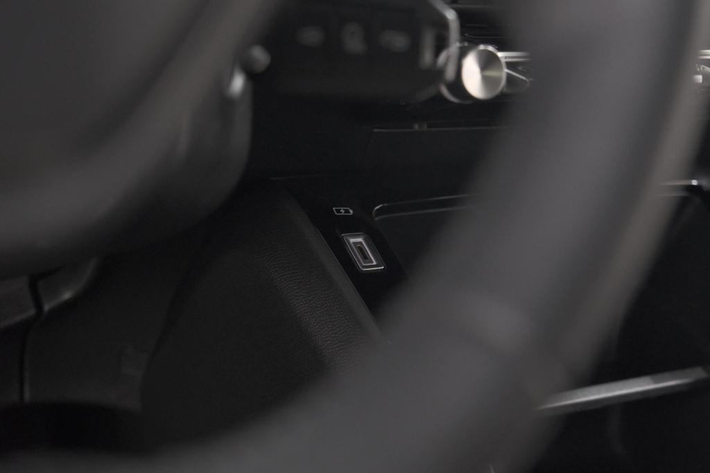 Peugeot 208 puretech 100 active | parkeersensoren | navigatie | apple carpl