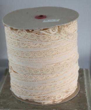 Grote rol met zalmkleur kant