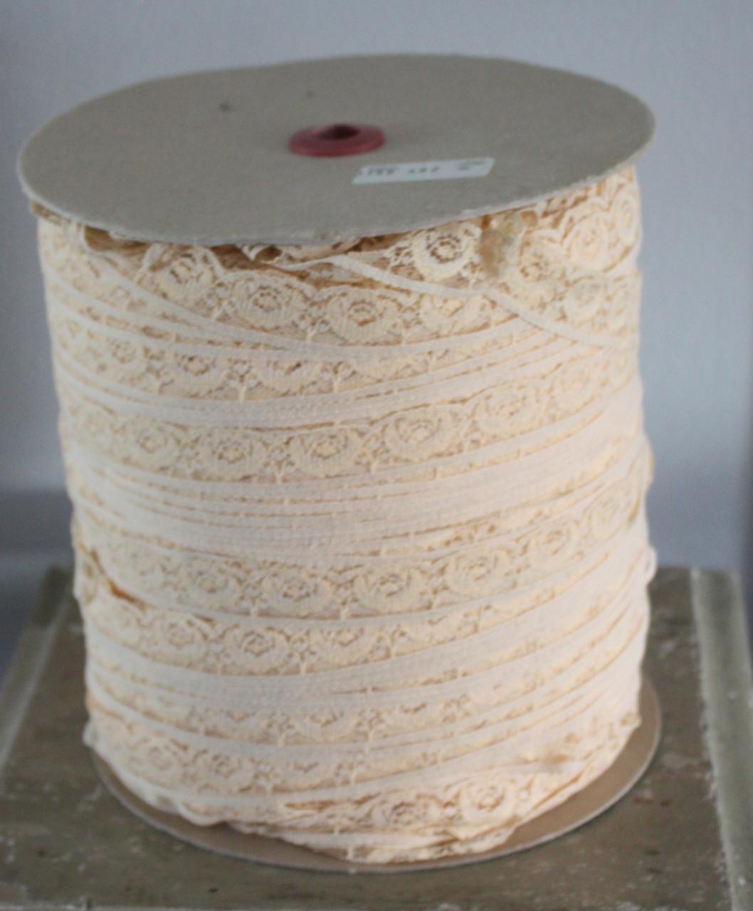 Grote rol met zalmkleur kant