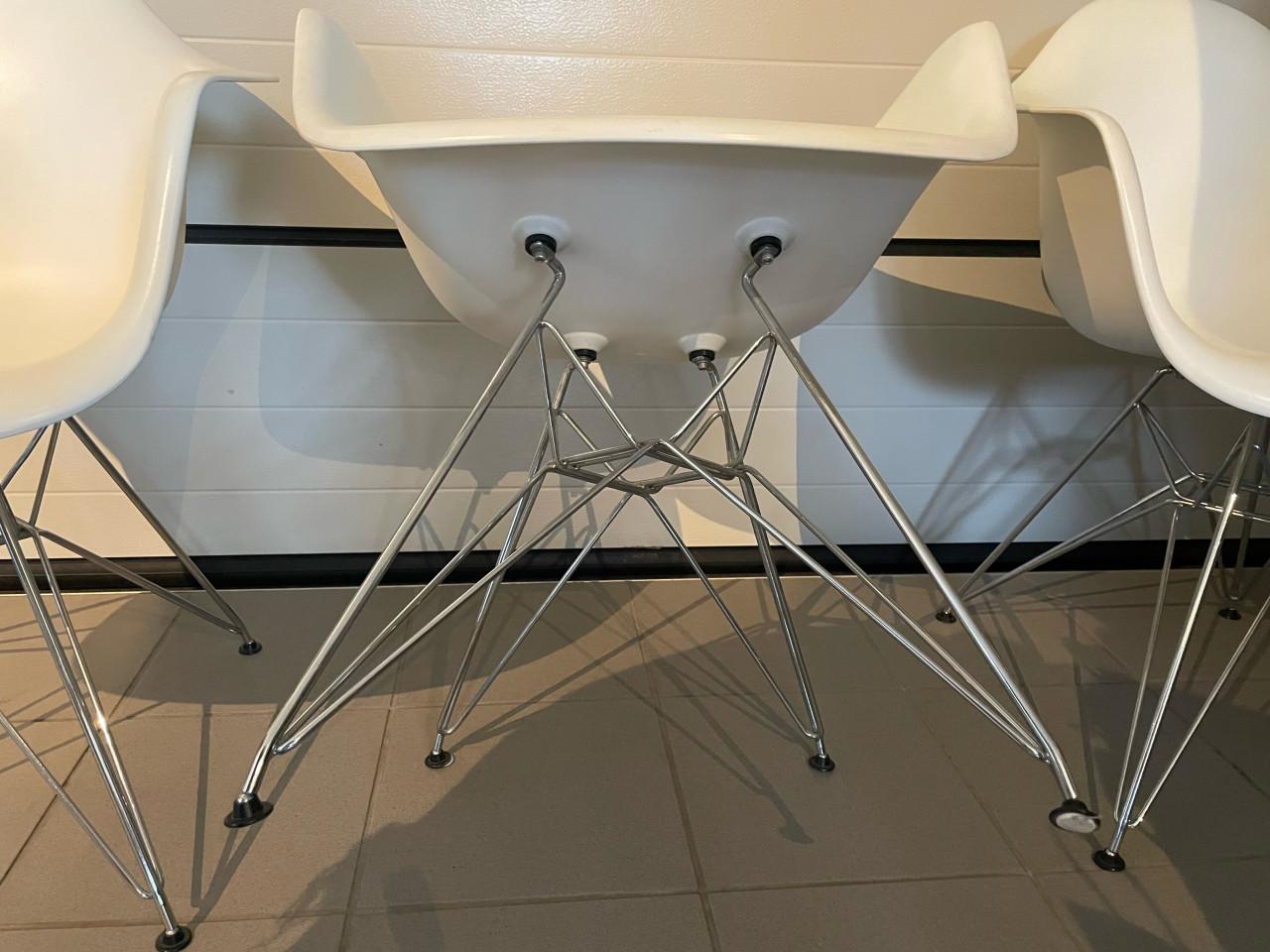 3 replica’s Vitra Eames stoelen