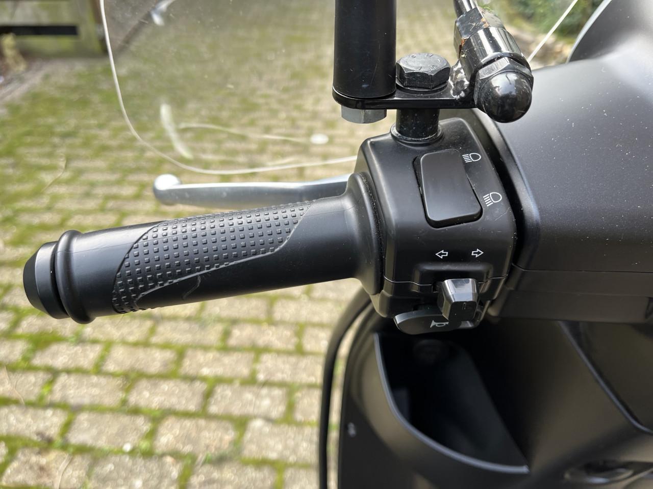 Scooter Kymco 4 takt (geel kenteken) Bijna nieuw. Veel opties.