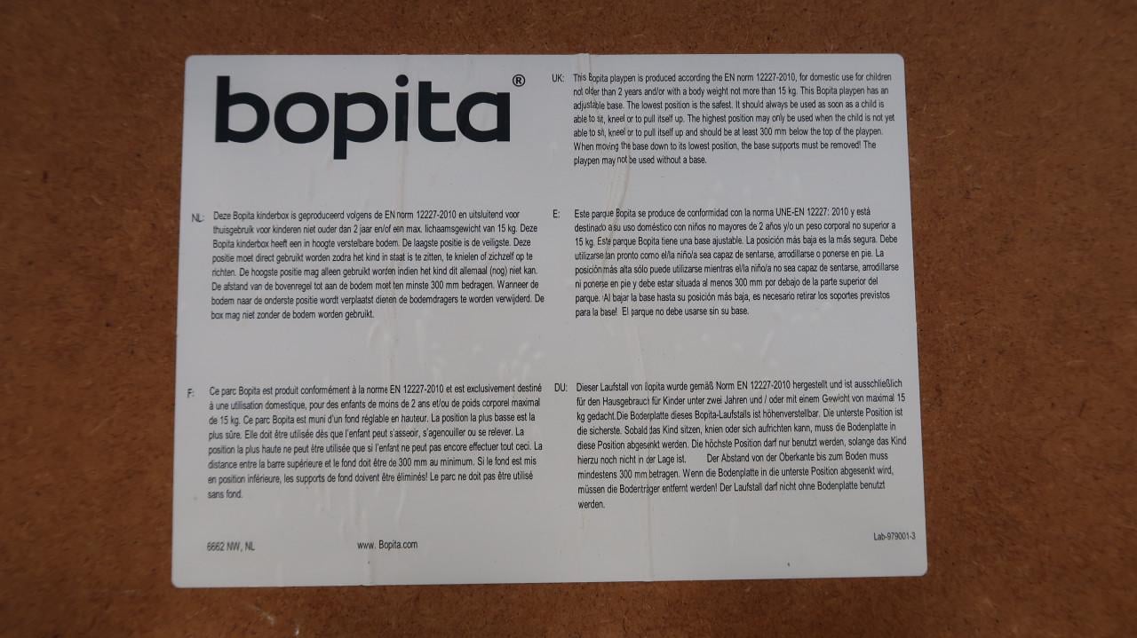 Mooie witte Bopita box met lade + matras + hoeslaken. In hoogte verstelbaar