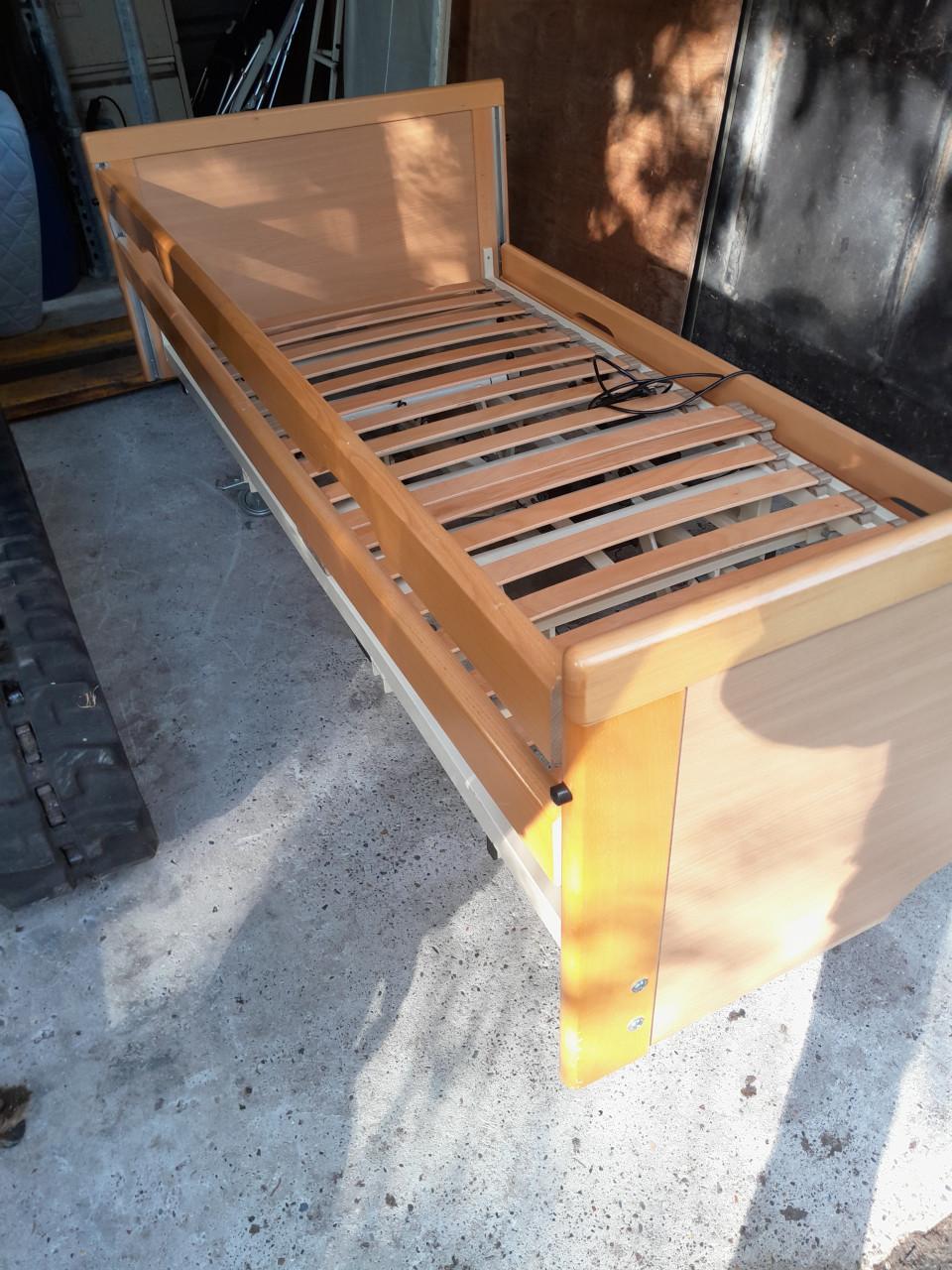 Zorgbed    hoog/laag elek verstelbaar + nachtkastje