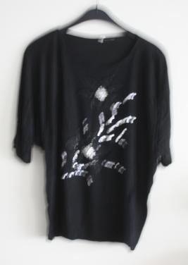 Zwart shirt met pallietten print 40