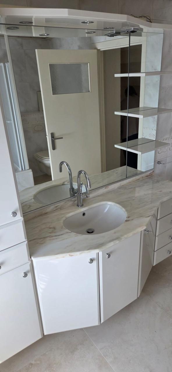 Perfect Badkamer meubel. 50 euro. Zelf demonteren.