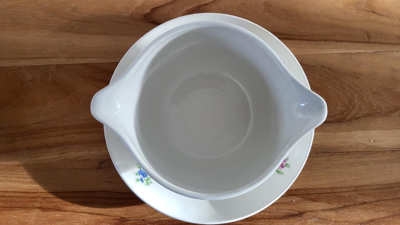 P. Regout Maastricht sauskom met bloemendecor (Pioenroos)