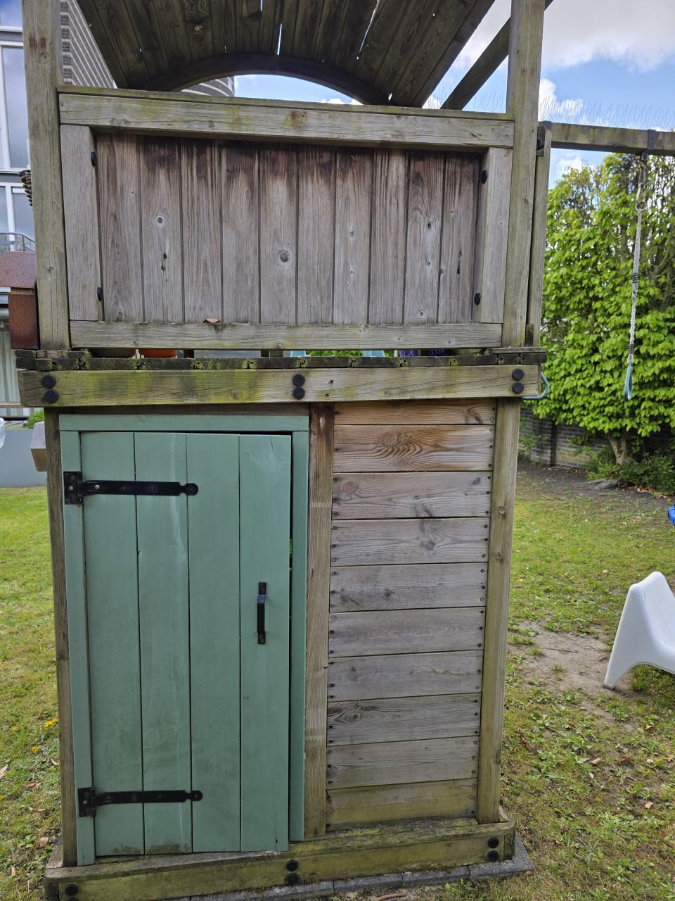Gratis af te halen: Houten speelhuis met schommel en glijbaan