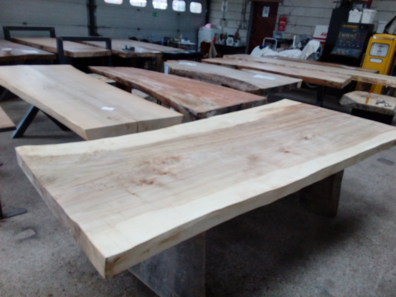 Houten tafels in Boomstamvorm, planken Tafelbladen, decoratie bartafel