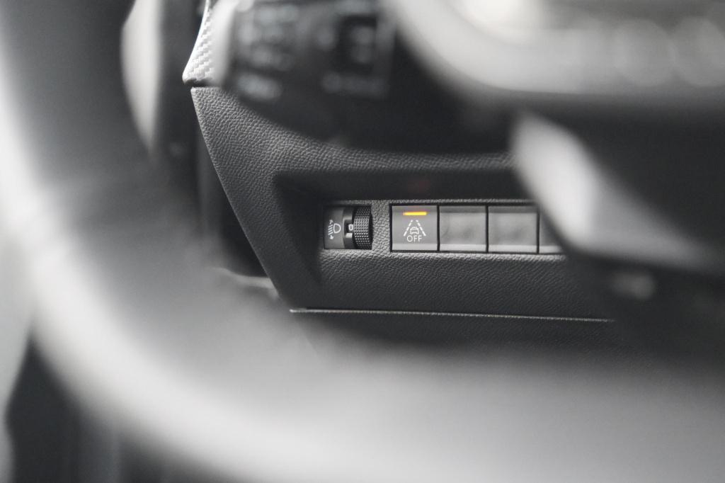 Peugeot 208 puretech 100 eat8 allure pack | camera | apple carplay | parkee