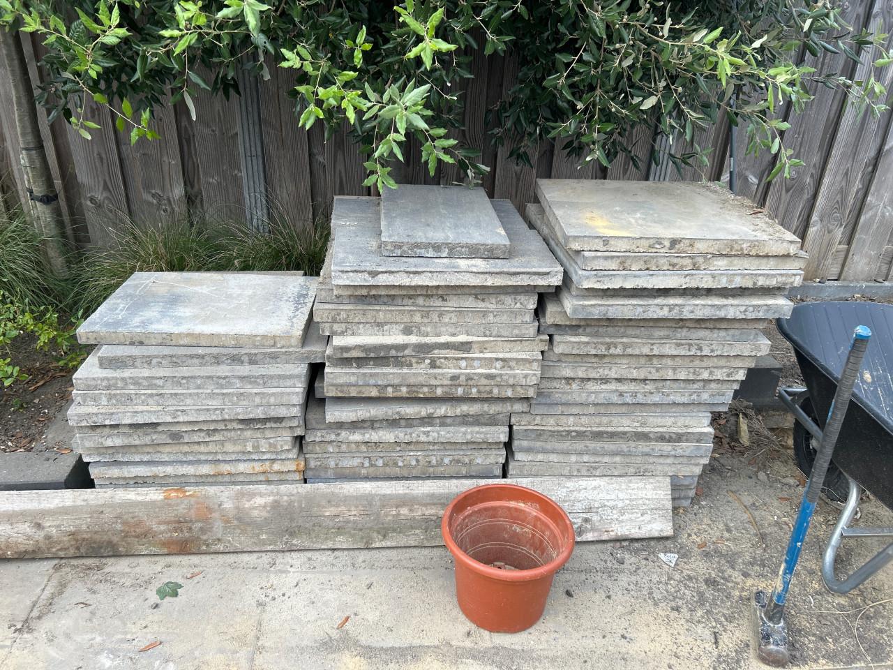 Te koop: 60 betontegels van 60x60 cm