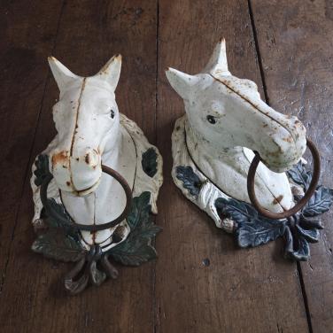 Brocante gietijzeren paardenhoofden