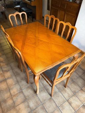Klassieke massief eiken eettafel met 6 stoelen