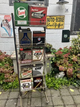 Vintage rek met 12 olieblikken