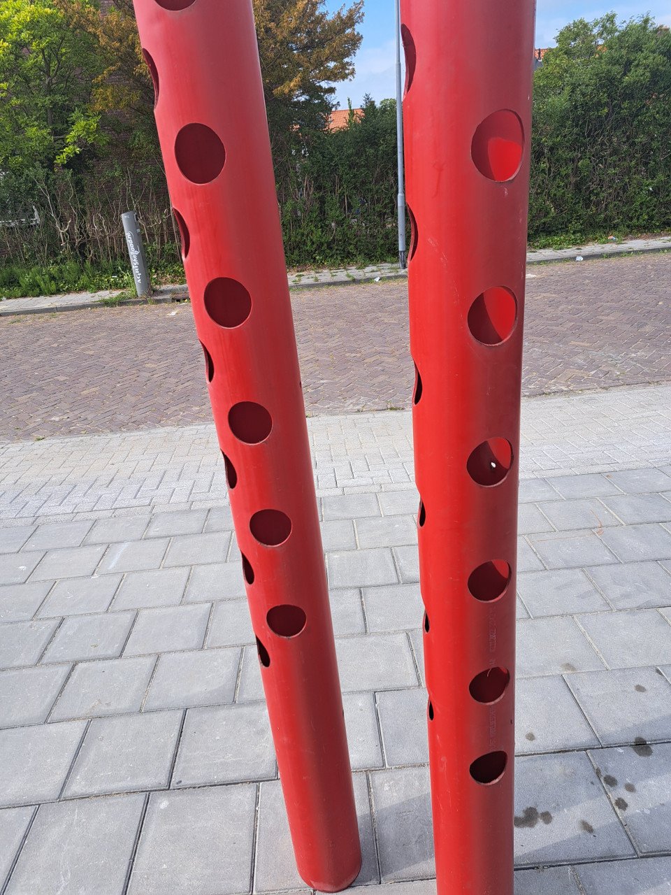2 rode palen voor plantjes