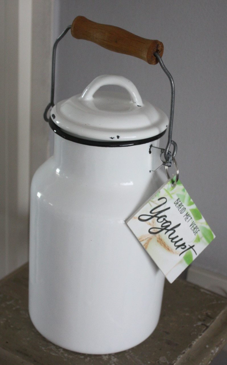 Witte emaille yoghurt