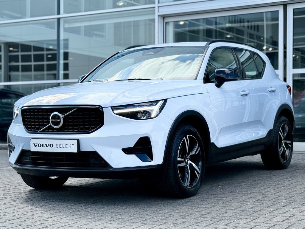 Volvo XC40 b4 197pk plus dark |adap.cruise| trekhaak | camera| elektrische