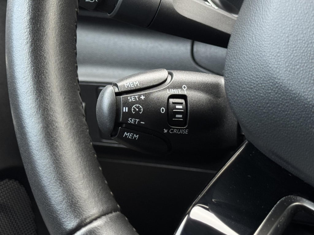 Citroen C3 1.2 puretech s&s shine panoramadak | navigatie full-map | camera