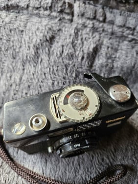 Vintage rollei 35 mm analoge filmcamera met triotar 3,5/40 mm lens