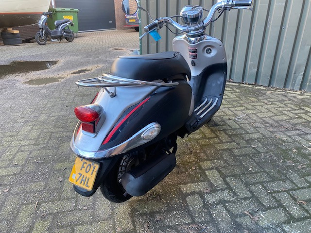 Btc legend luxe retro scooter alles werkt mat zwart nu 499 euro