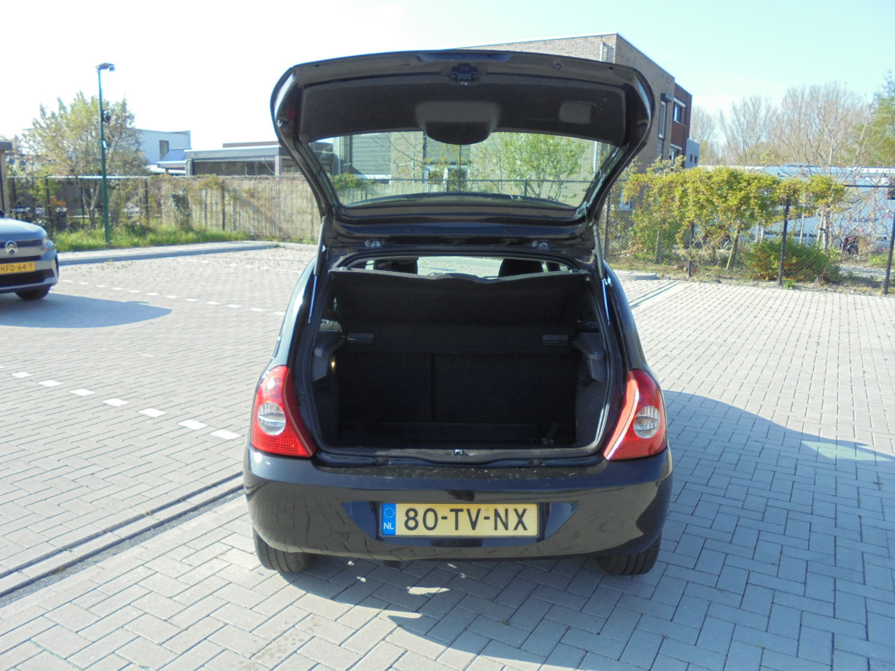 Clio 1.2-16V Zwart Metallic apk januari 2026 met N.A.P Airco ijskoud € 1850