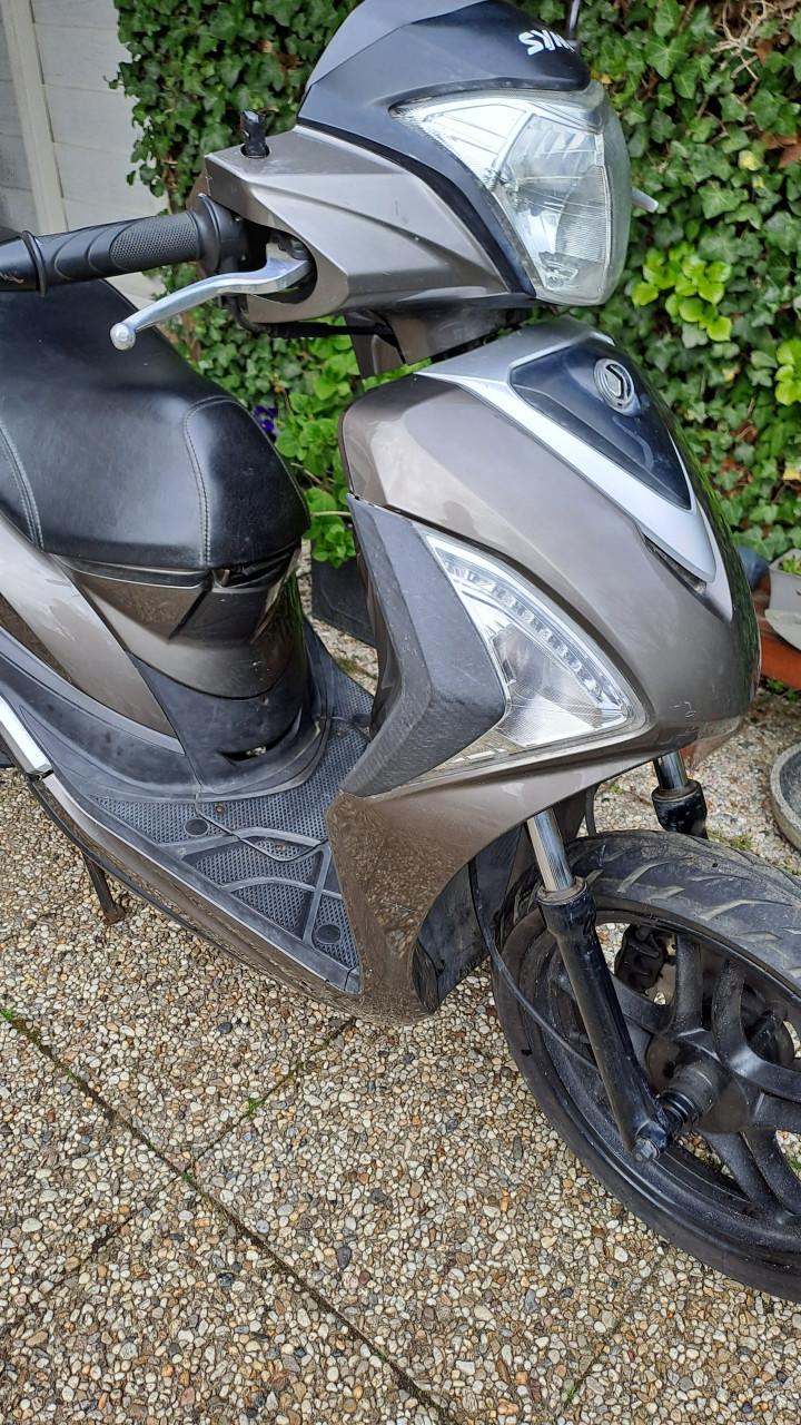 Sym Symphony ST scooter met schade.