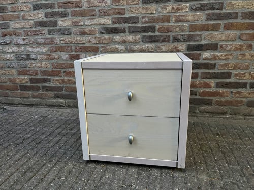 Mooi houten nachtkastje