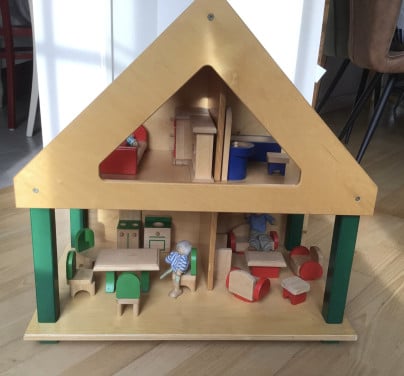 Houten poppenhuis met meubeltjes