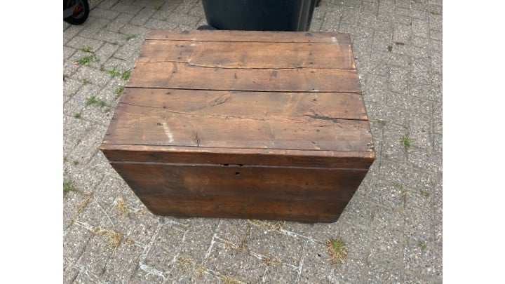Kist beplakt met oude kranten 1945