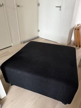 Zwarte montel poef met houtenbak