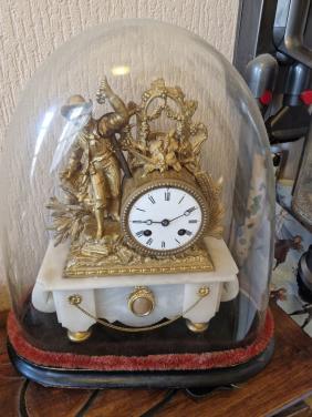 Koopje.zeer mooie gave vuurvergulde antieke franse klok onder stolp