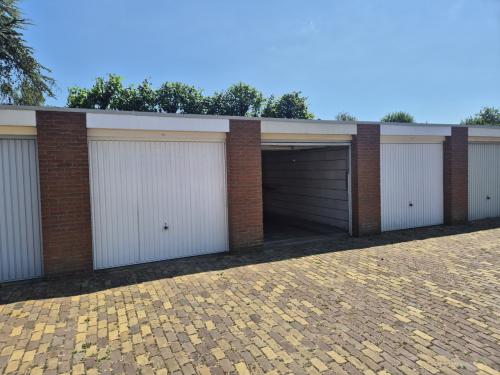 Te huur garagebox/ opslagruimte met stuk grond