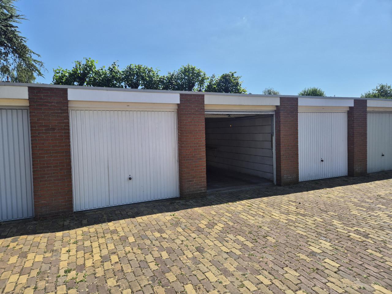 Te huur garagebox/ opslagruimte met stuk grond