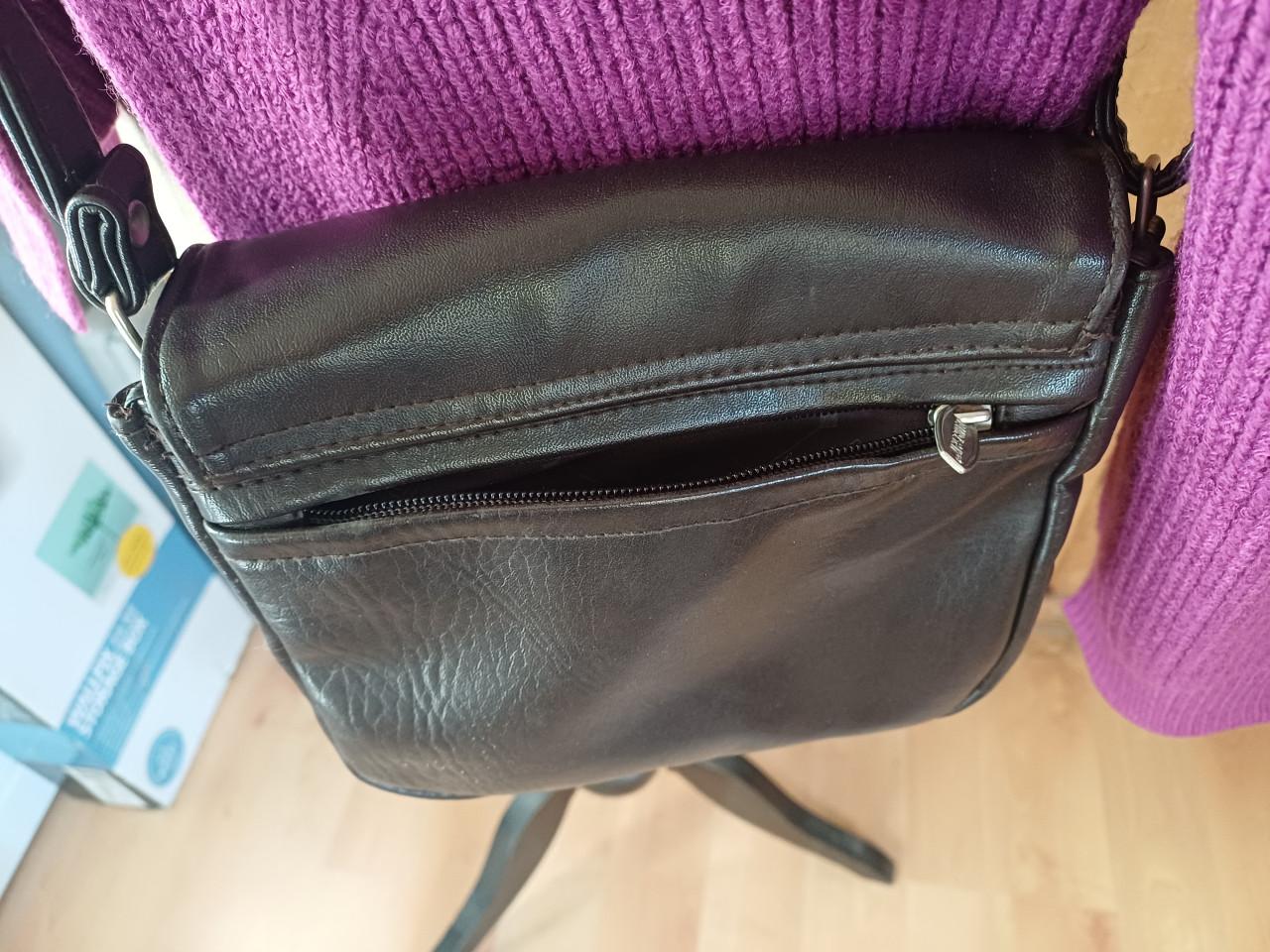 Praktisch schoudertasje, leuk formaat donkerbruin PU leer