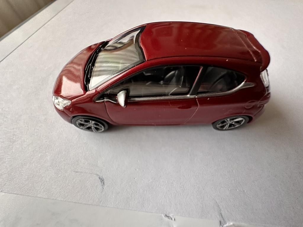 3 NIEUWE MODEL PEUGEOT's 208 -208 GTI -2008.