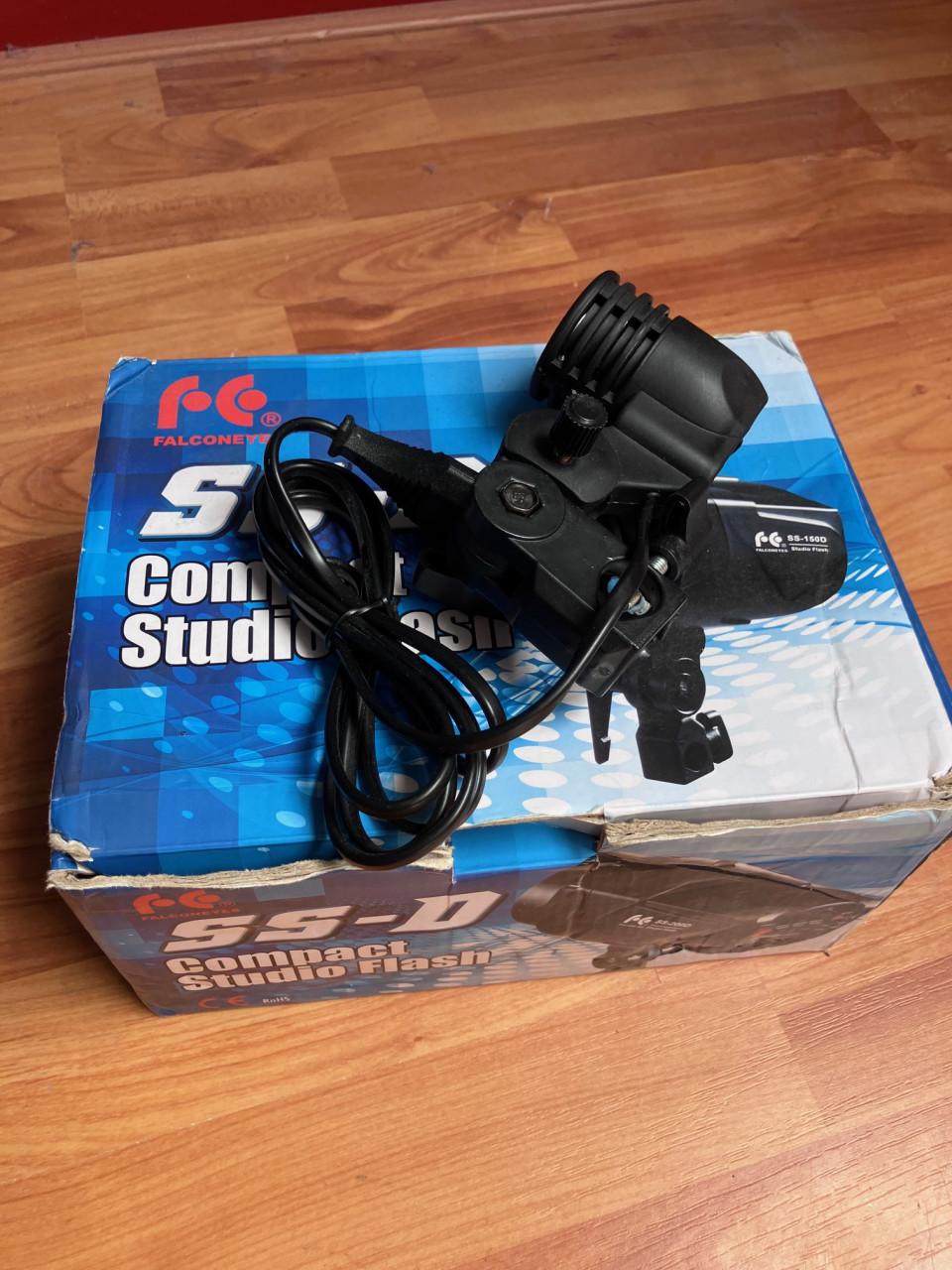 Studioflitsers, set van  Falcon Eyes SS200D;