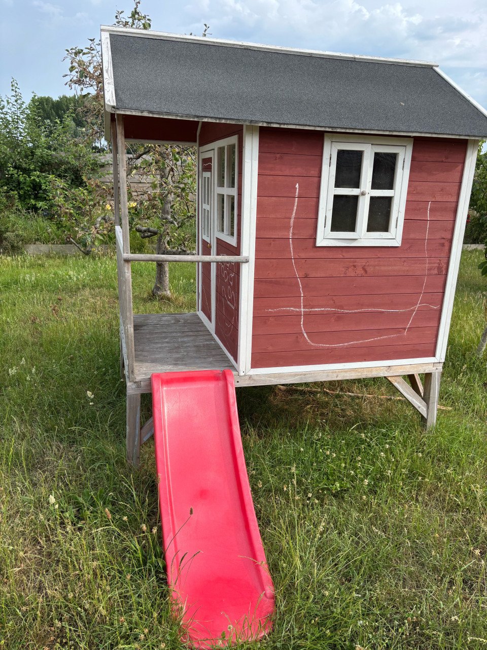 Speelhuisje met glijbaan