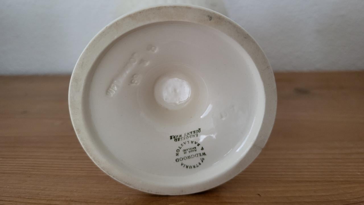 Wedgwood embossed Queen's Ware vaas h 17 cm