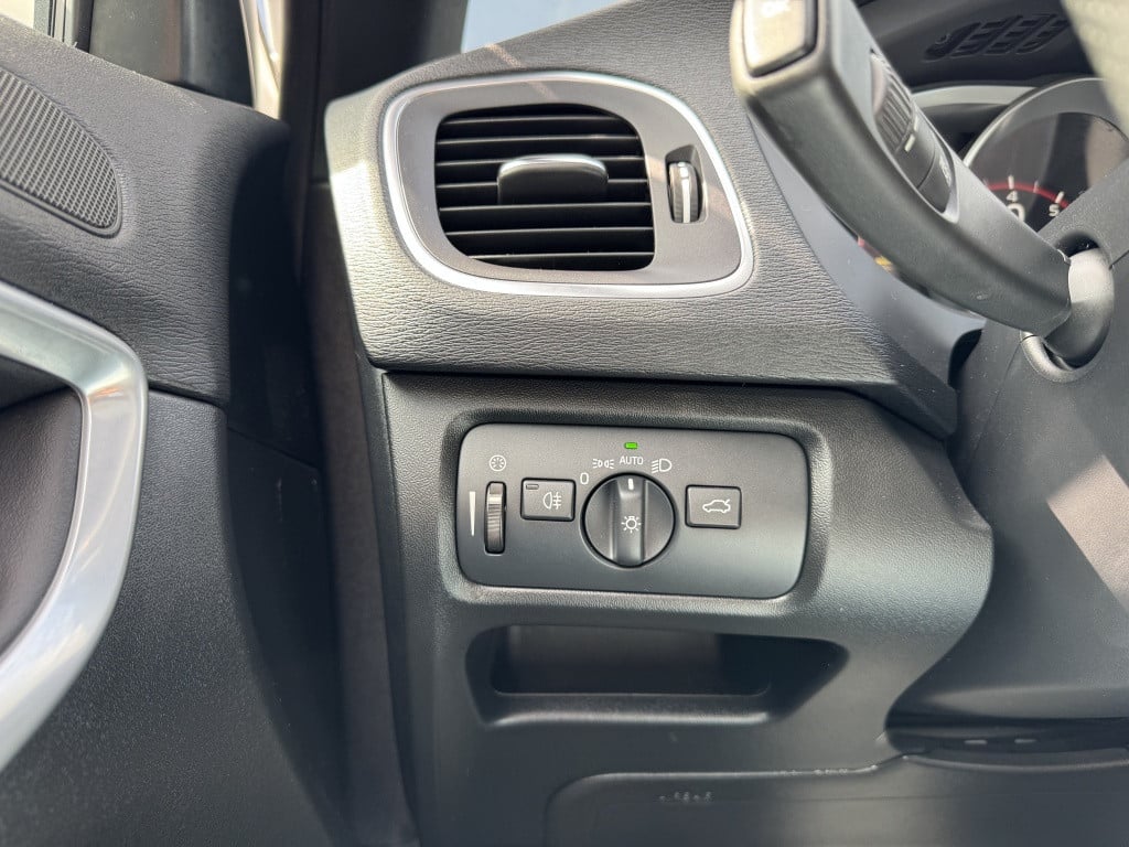Volvo V40 t3 153pk polar+ sport| panodak| trekhaak| camera| h&k sound