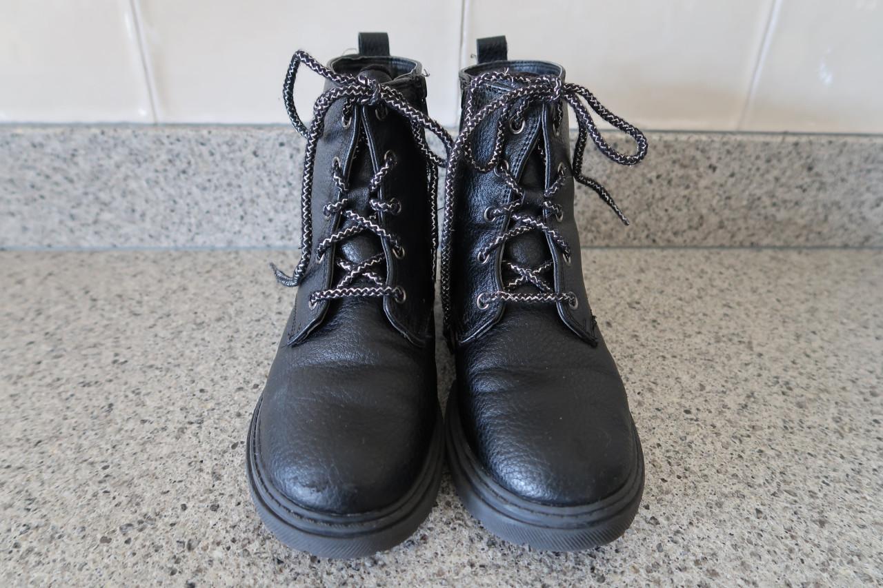 Kinderlaarsjes/veterboot, in prima staat, zwart met ritsje in maat 30.