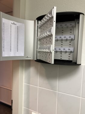Te koop in zeer goede staat een grote metalen sleutel kast