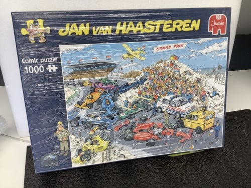 Puzzels van Jan van Haasteren. 1x 1000 en set van 3 x 1000 stukjes.