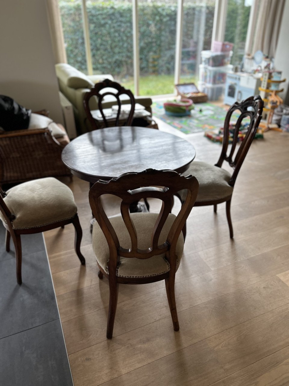 Eetkamerstoelen met ronde ‘koffietafel’
