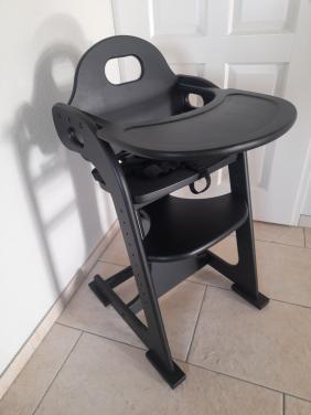 Mooie zwarte kinderstoel met gordel (in goede nette staat )