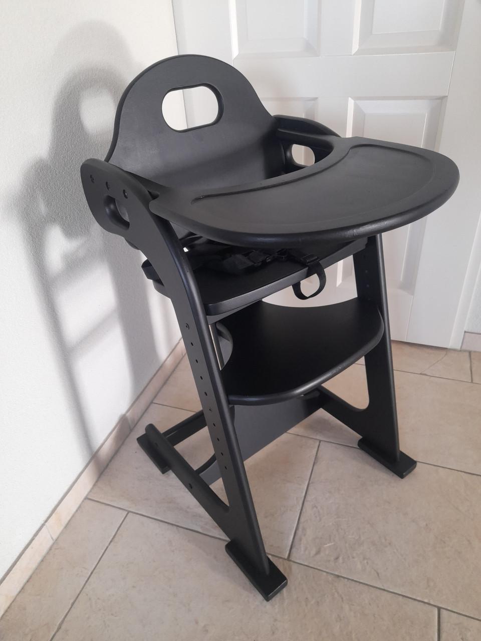 Mooie zwarte kinderstoel met gordel (in goede nette staat )