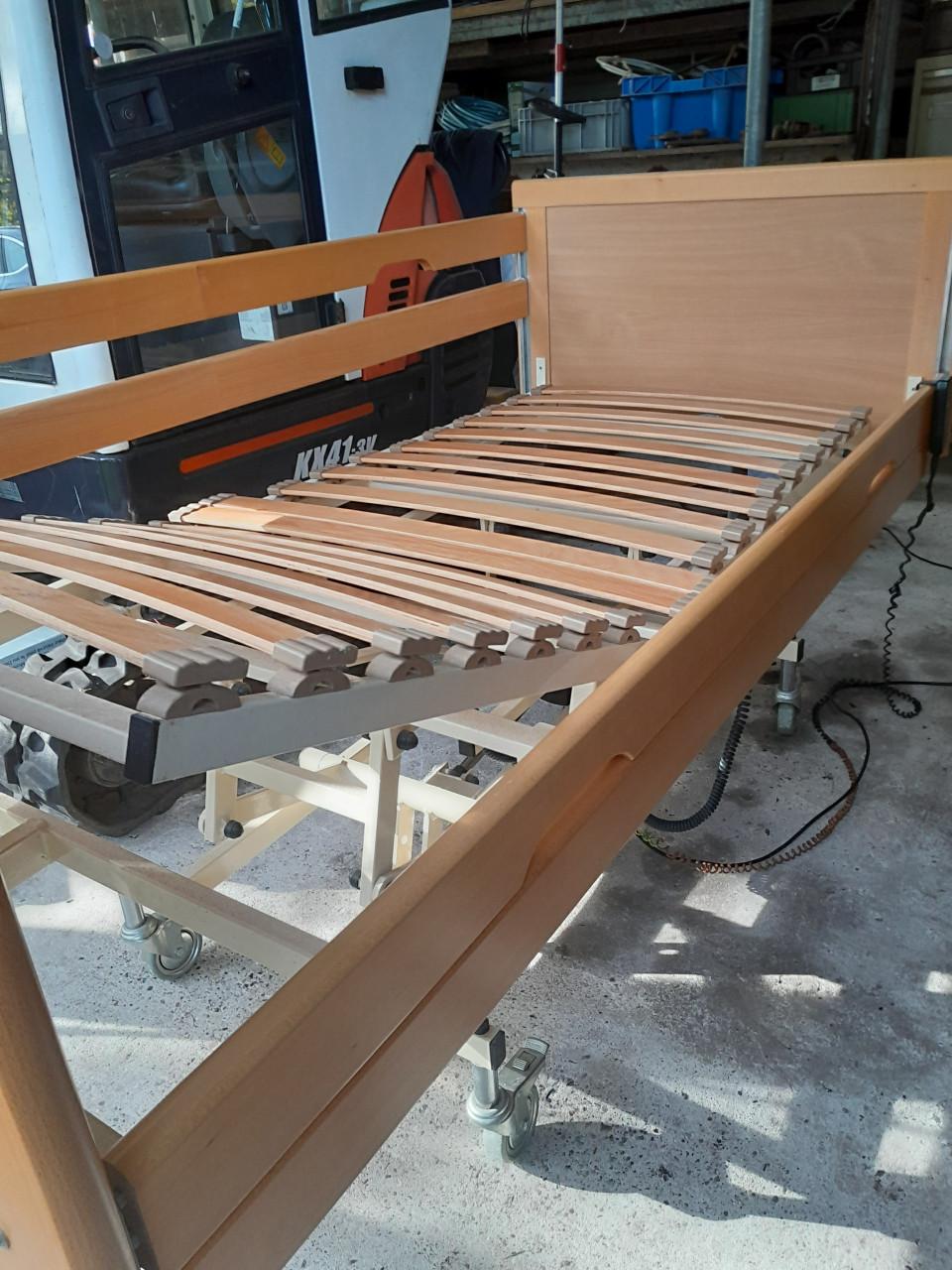 Zorgbed    hoog/laag elek verstelbaar + nachtkastje