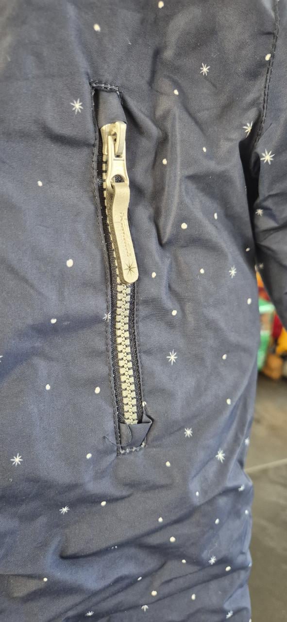 Donkerblauw skipak met sterretjes en bontkraag, maat 86