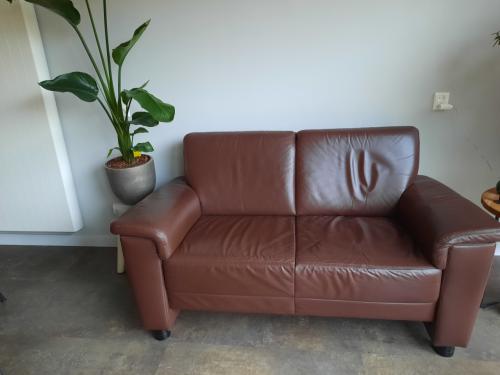 Te koop 2 persoons leren bank.