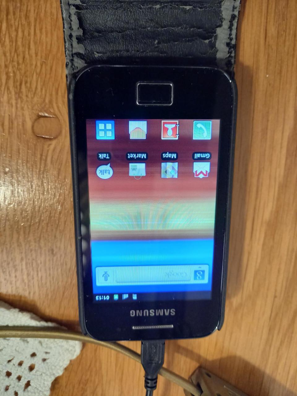 Kleine samsung telefoon met hoesje