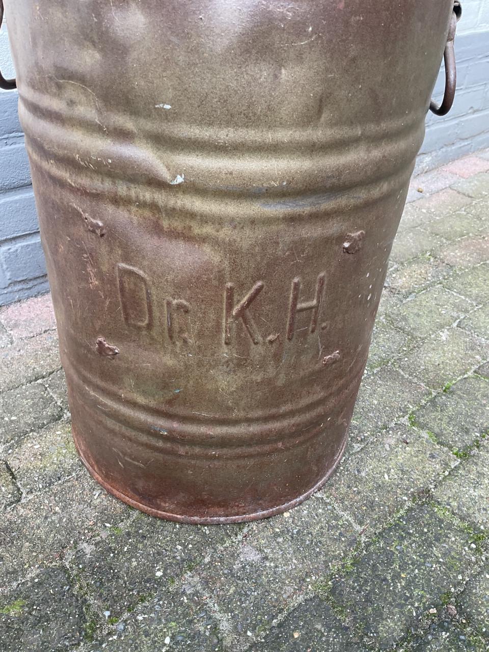 Oud metalen vat ( Dr. K.H. )