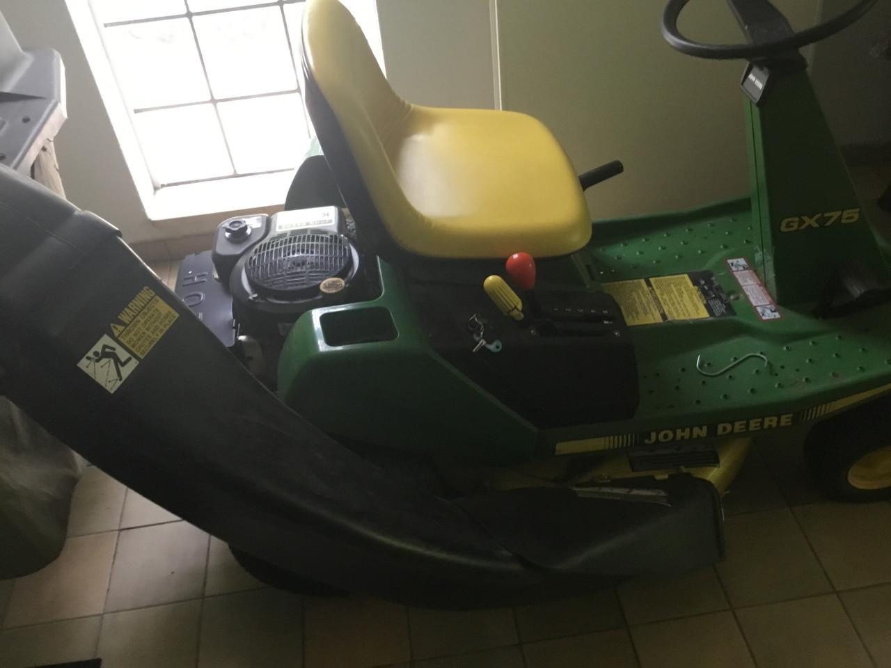 Zit/ grasmaaier.  JONH DEERE  type G X 75. MAG PROEFMAAIEN?